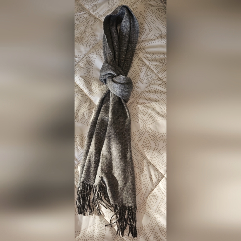 Elegant Gray Men's Scarf